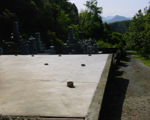 曲墓地の写真
